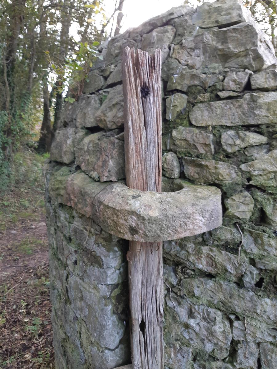 Charnière en granit de la barrière (détail)